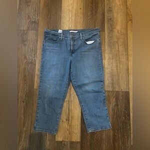 Levi's Women's 311 Shaping Skinny Capri.  Size 32.